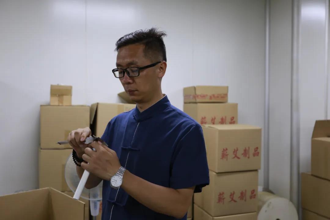 艾灸需用純艾條，手把手教你如何制艾